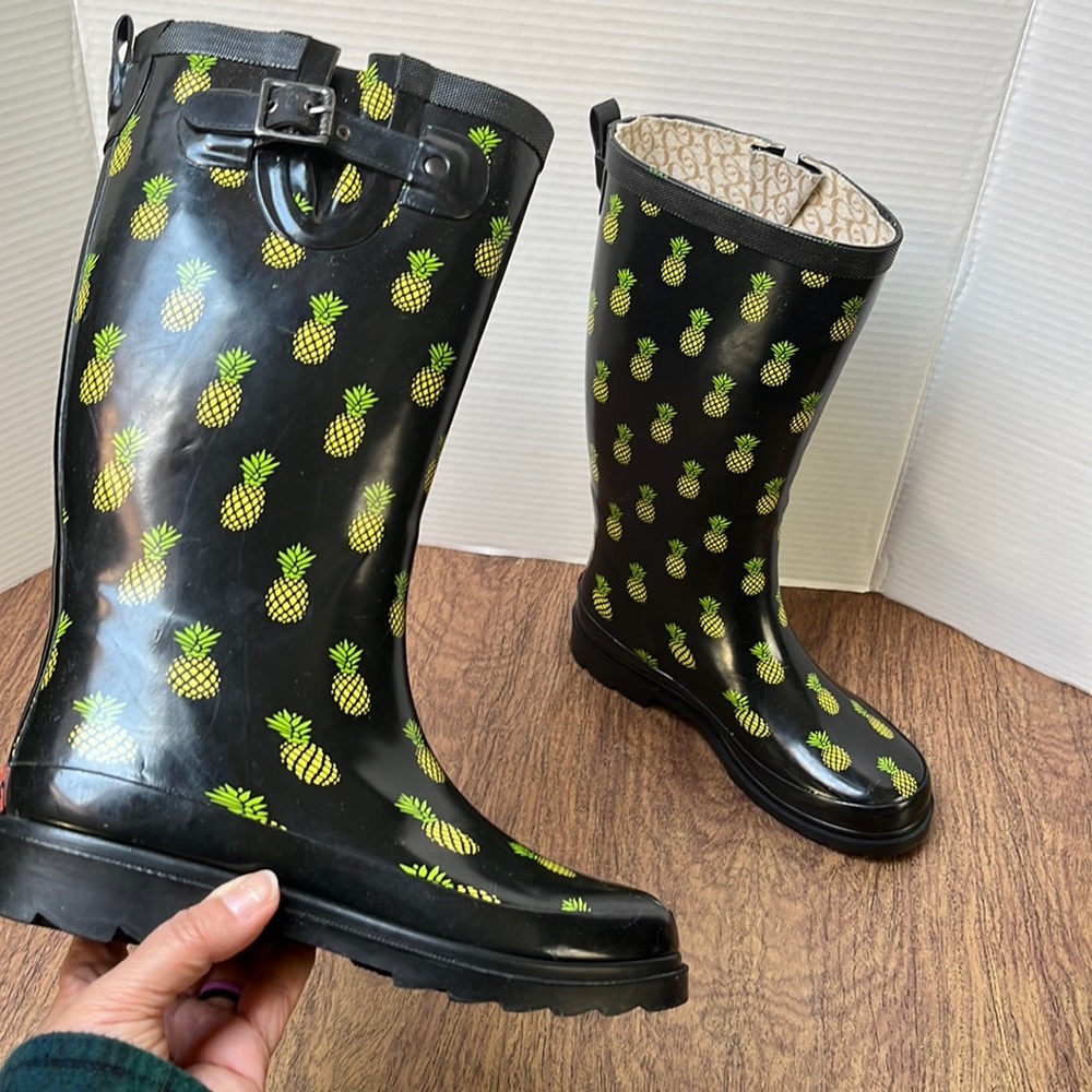 Chooka Women’s Black Pineapple Topic Rubber Rain Boots Size 6